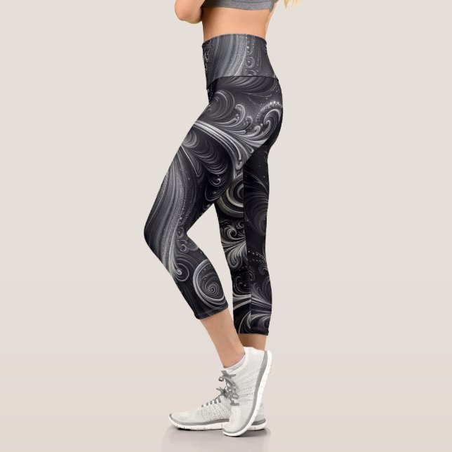 Swirbeln Modernes Abstraktes Schwarz und Silber Capri Leggings (Links)