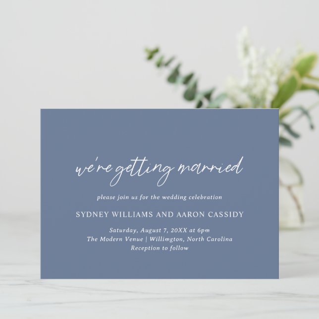 Sydney Dusty Blue Modern Wedding Einladung (Stehend Vorderseite)