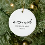 Sydney First Christmas Verheiratet Modern Keramik Ornament<br><div class="desc">Moderne Weihnachtsschmuck mit zeitgenössischem typografischem Design mit "verheiratet" in eleganter Schriftzeichen, Ihren Namen und Ihren Hochzeitstag in einem einfachen und minimalen Layout. Auf der Rückseite ist dein LieblingsFoto. Das Farbdesign ist schwarz und weiß und kann im Designbearbeitungstool geändert werden. Dieses minimalistische Dekor ist ideal für ein frisch vermähltes Ehepaar, das...</div>