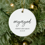 Sydney First Christmas Verlobt Modern Keramik Ornament<br><div class="desc">Moderne Weihnachtsschmuck mit zeitgenössischem typografischem Design mit "verlobt" in eleganter Schriftzypografie, mit Ihren Namen und Verlobungen Datum in einem einfachen und minimalen Layout. Auf der Rückseite ist dein LieblingsFoto. Das Farbdesign ist schwarz und weiß und kann im Designbearbeitungstool geändert werden. Dieses minimalistische Dekor ist ideal für ein Paar für ihr...</div>