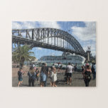 Sydney Harbour Bridge & Cruise Ship | Australien Puzzle<br><div class="desc">Ein Puzzle der Sehenswürdigkeit von Fotografie über die Sydney Harbour Bridge, eine aus australischem Erbe stammende Stahlbrücke durch eine Bogenbrücke über den Hafen von Sydney. Unter der Brücke befindet sich ein Kreuzfahrtschiff, das im Sommer durch das Treiben der Menschen führt. Der Blick von der Brücke, vom Hafen und von der...</div>