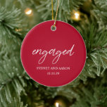 Sydney Red First Christmas Verlobt Modern Keramik Ornament<br><div class="desc">Moderne Weihnachtsschmuck mit zeitgenössischem typografischem Design mit "verlobt" in eleganter Schriftzypografie, mit Ihren Namen und Verlobungen Datum in einem einfachen und minimalen Layout. Auf der Rückseite ist dein LieblingsFoto. Das Farbdesign ist rot und kann mit dem Designbearbeitungstool geändert werden. Dieses minimalistische Dekor ist ideal für ein Paar für ihr erstes...</div>