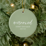 Sydney Sage Green First Christmas Verheiratet Mode Keramik Ornament<br><div class="desc">Moderne Weihnachtsschmuck mit zeitgenössischem typografischem Design mit "verheiratet" in eleganter Schriftzeichen, Ihren Namen und Ihren Hochzeitstag in einem einfachen und minimalen Layout. Auf der Rückseite ist dein LieblingsFoto. Das Farbdesign ist schlinggrün und kann durch das Editing-Tool geändert werden. Dieses minimalistische Dekor ist ideal für ein frisch vermähltes Ehepaar, das zum...</div>