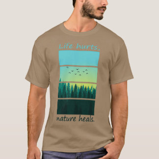 Symbolische Landschaft mit Zitat quotLife tut der  T-Shirt