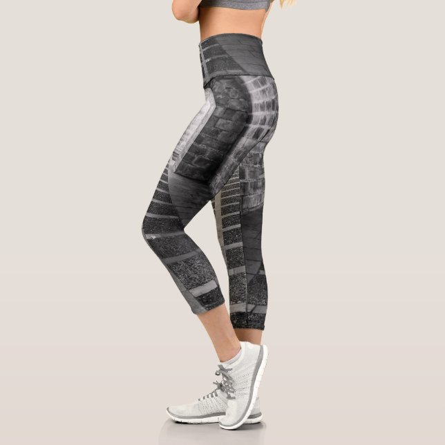 Symmetrie in Schwarz/Weiß Capri Leggings (Links)