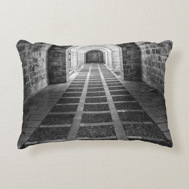 Symmetrie in Schwarz/Weiß Dekokissen (Vorderseite)