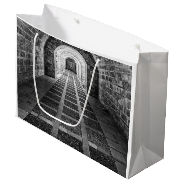 Symmetrie in Schwarz/Weiß Große Geschenktüte (Vorderseite Schrägansicht)