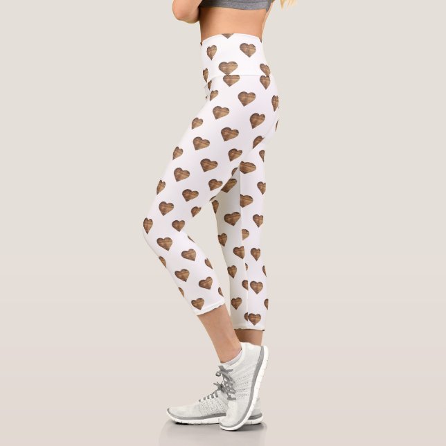 Symmetrische große rustikale braune Holzherzen Capri Leggings (Links)