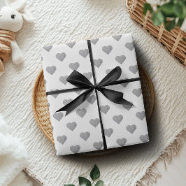 Symmetrische kleine Betonherzen auf Weiß Geschenkpapier