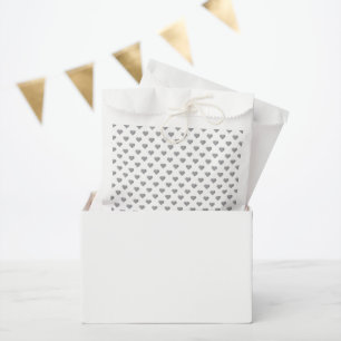 Symmetrische kleine Betonherzen auf Weiß Geschenktütchen