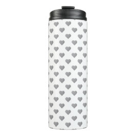 Symmetrische kleine Betonherzen auf Weiß Thermosbecher