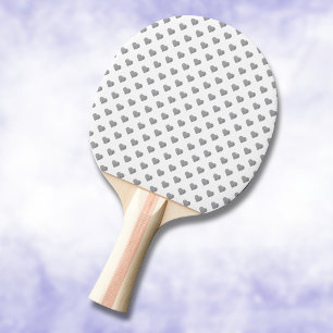 Symmetrische kleine Betonherzen auf Weiß Tischtennis Schläger