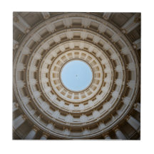 Symmetrische Worm-Augen-Ansicht eines großen Doms