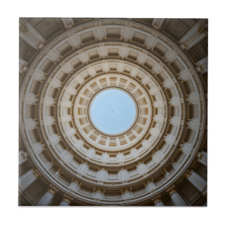 Symmetrische Worm-Augen-Ansicht eines großen Doms Fliese