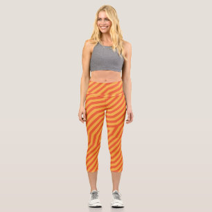 Symmetrischer diagonaler Streifen Hintergrund 8 Capri Leggings