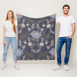 Symmetrisches dunkelviolettes Blumenmuster Fleecedecke