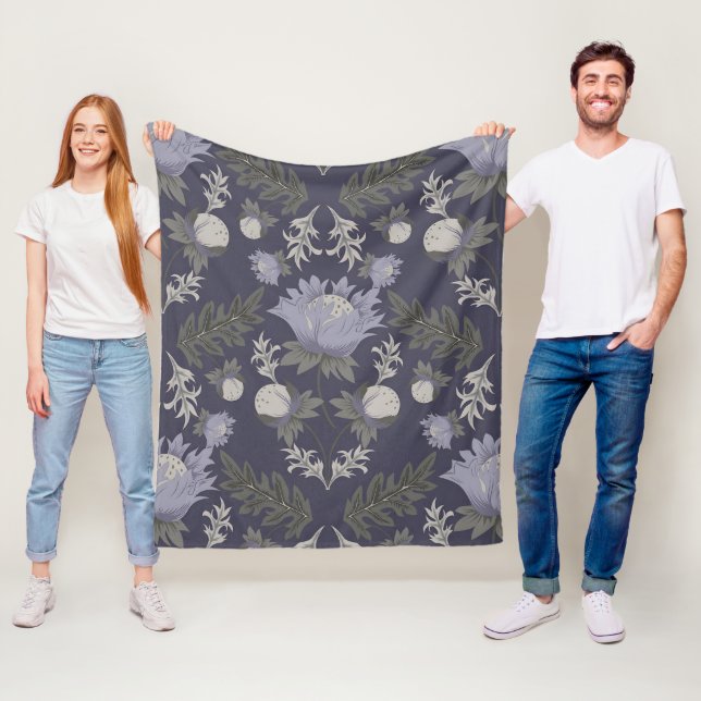 Symmetrisches dunkelviolettes Blumenmuster Fleecedecke (Beispiel)