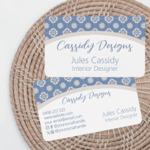 Symmetrisches Orange-Blume-Muster auf blaugepolste