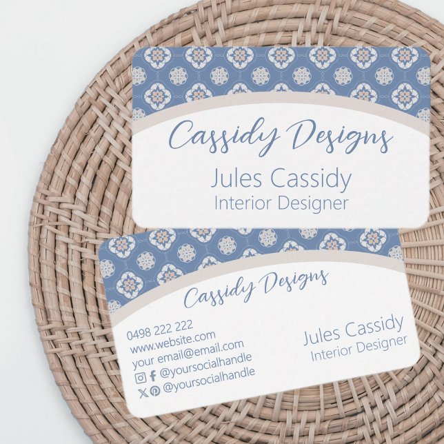 Symmetrisches Orange-Blume-Muster auf blaugepolste Visitenkarte (Von Creator hochgeladen)