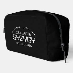 Syzygy am 28. August 2024 feiern Waschbeutel