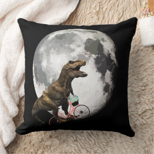T-Rex auf einem Fahrrad mit Rose am Mond Kissen