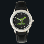 T rex Dinosaurier Uhr personalisiert mit Kindernam<br><div class="desc">Grüne Dinosaurier-Uhr personalisiert mit Kindernamen oder Monogramm-Brief. Niedliches prähistorisches t-rex Uhrendesign für kleine Jungen Geburtstagsparty. Machen Sie einen für Sohn,  Enkel,  neues Baby,  Enkel usw. Wild Prähistorische T-Rex Cartoon Illustration für Kinder. Tyrannosaurus rex.</div>
