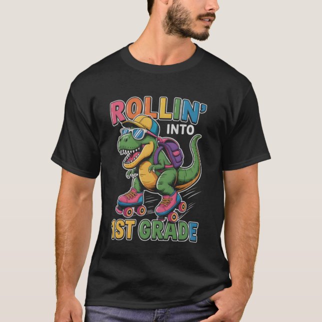 T Rex Rollin into 1st Grade Back to School First D T-Shirt (Vorderseite)