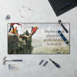 T.S. Eliot inspirierendes Zitat "Wie weit? Schreibtischunterlage