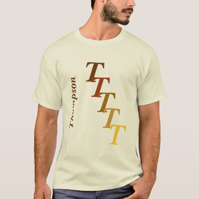T - Shirt - Brauner Name und gestaffelte Initialen (Vorderseite)