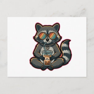 T-Shirt Cooler Waschbär trinkt Hafermilch-Eiskaffe Postkarte