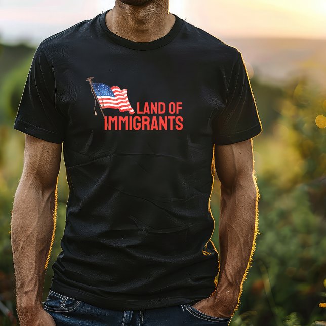 T - Shirt der Protestflagge gegen Trump (This T-shirt fearlessly confronts Donald Trump's immigration policies. )