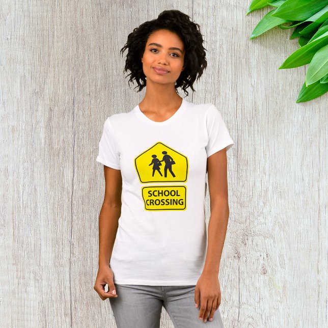 T - Shirt der weiblichen Schule über Gebirge (Von Creator hochgeladen)