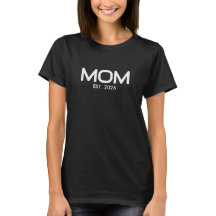 T-Shirt mit dem Aufdruck 'Mom Established New Mom'