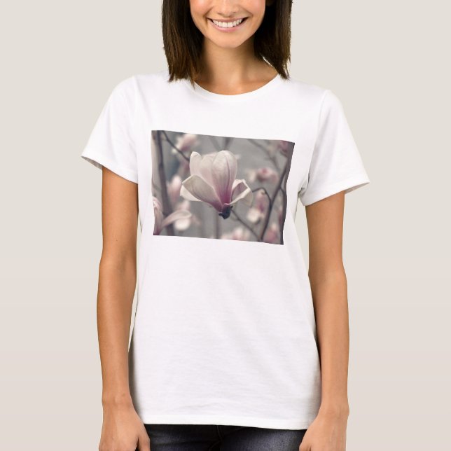 T - Shirt mit magnolischer Blume (Vorderseite)