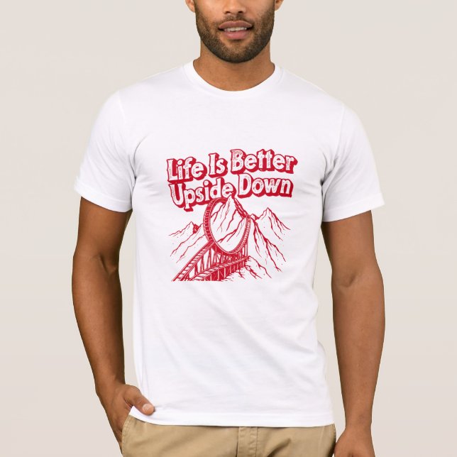 T-Shirt mit Typografie 'Upside Down Life' (Vorderseite)