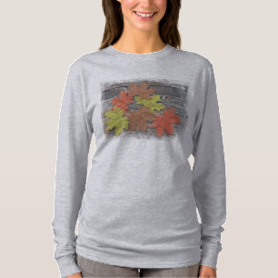 T-Shirt mit verstreuten Blättern