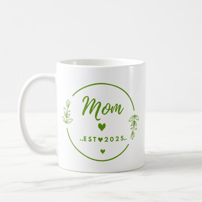 T-Shirt 'Mom Est. 2025' - Geschenk für neue Mütter Kaffeetasse (Links)
