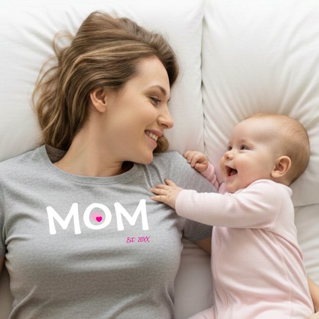 T-Shirt 'Mom Established' mit doppeltem, verschach (Von Creator hochgeladen)