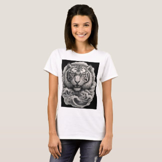 T - Shirt von Frauen mit einem rauschenden Tiger i