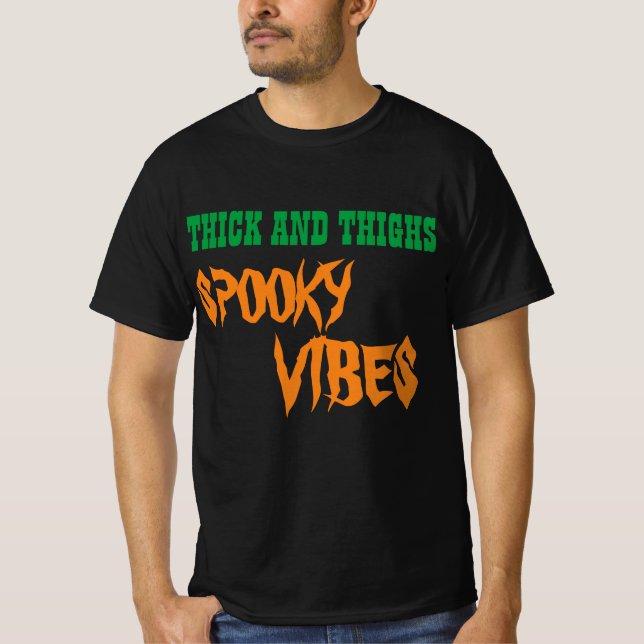 T - SHIRT VON THICK UND THIGHS SPOOKVIBES (Vorderseite)