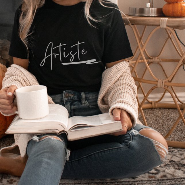 T-Shirt Wort Künstler auf rotem und weißem Hinterg (Von Creator hochgeladen)