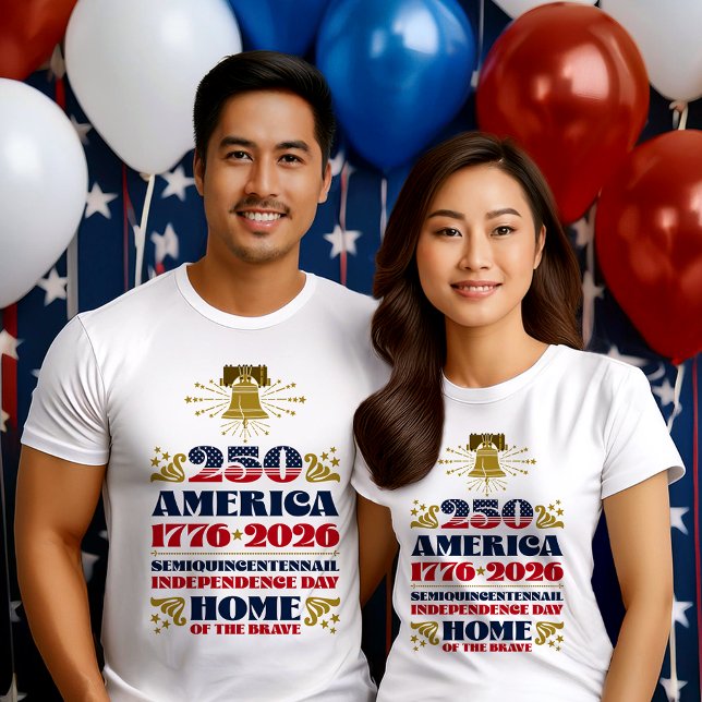 T - Shirt zum 250. Jahrestag 2026 des Patriotische (A young couple wears the 250th America's Anniversary T-shirt designed by The American Family.)