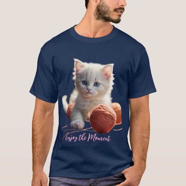 T-ShirtEnjoy the Moment Cute Kitten Playing with Y T-Shirt (Vorderseite)