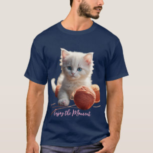 T-ShirtGenieße den Moment Süße Katze spielt mit Y T-Shirt