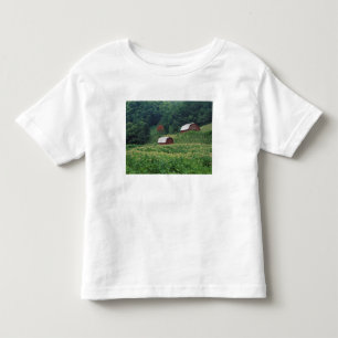 Tabakanbau und Paar roter Tabakscheunen in der Näh Kleinkind T-shirt