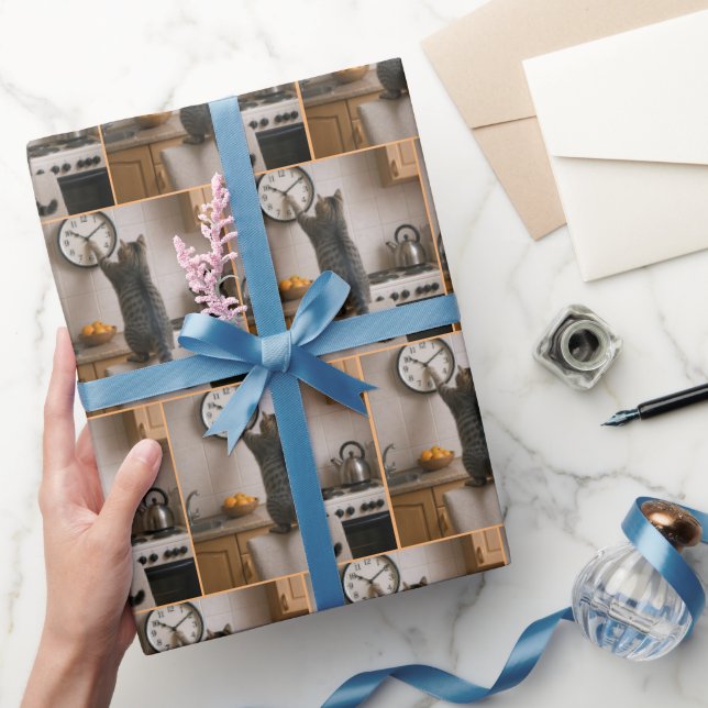 Tabby Cat Changing the Time On a Clock Geschenkpapier (Schenken)