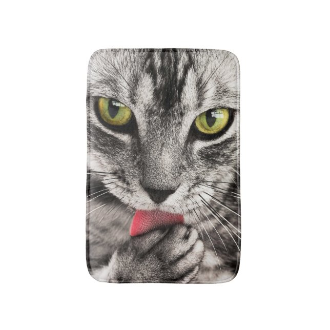 Tabby Cat Licking Paw Badematte (Vorderseite Vertikal)
