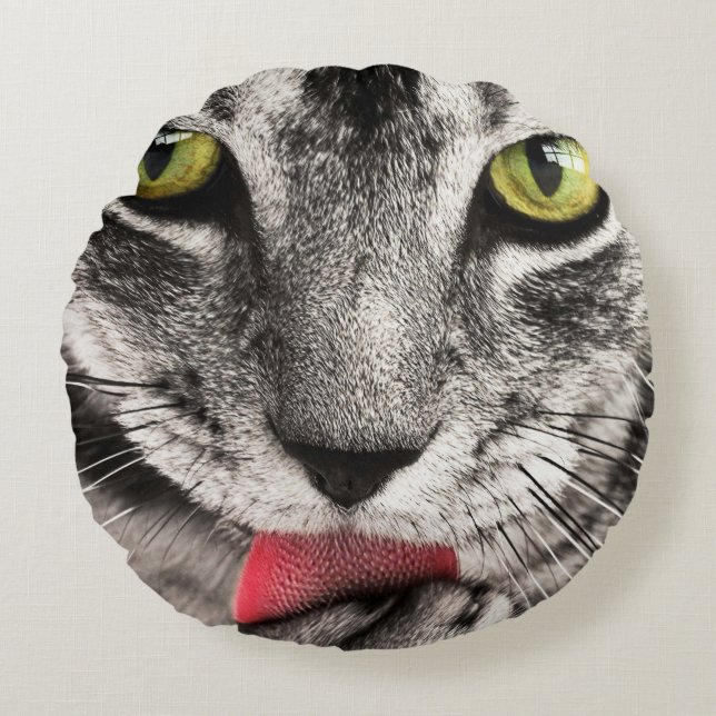 Tabby Cat Licking Paw Rundes Kissen (Vorderseite)