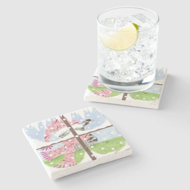 Tabby Cat mit Blick aus dem Untersetzer aus Stein (Seitenansicht)