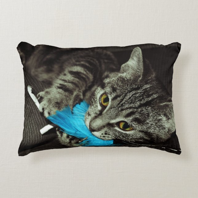 Tabby Cat mit Feather von Shirley Taylor Dekokissen (Vorderseite)